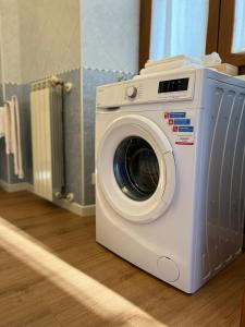 - un lave-linge installé à même le sol dans l'établissement Casa Belfiore 1892 - bilocale, à Turin