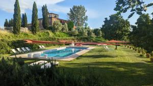 una piscina in un cortile con una casa sullo sfondo di Siena House a Torrita di Siena