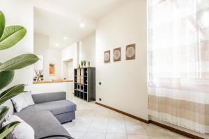 a living room with a couch and a window at Family House - Mandala 20min to Duomo in Sesto San Giovanni +12 photos