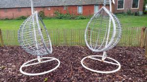 dos alimentadores de aves blancas sentados en un jardín en Hakuna Matata Peddelenzo, en Kiel