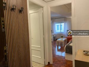 een kamer met een deur naar een slaapkamer bij HomyAT JULIUS in Salamanca