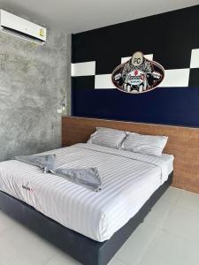 1 dormitorio con 1 cama con una foto de cráneo en la pared en Infinity Resort Kohlarn en Ko Larn