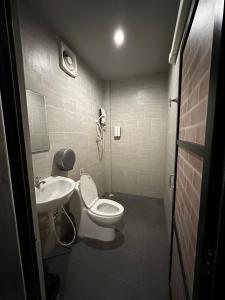 ein Bad mit einem WC und einem Waschbecken in der Unterkunft Infinity Resort Kohlarn in Ko Larn