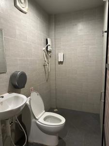 łazienka z toaletą i umywalką w obiekcie Infinity Resort Kohlarn w mieście Ko Larn