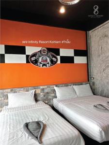 dos camas sentadas una al lado de la otra en una habitación en Infinity Resort Kohlarn en Ko Larn