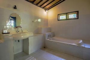 Et badeværelse på Loka Pala Villa + 67 billeder