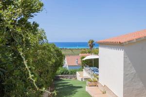 uma villa com vista para o oceano em Villa Primrosa - beautiful sea views em Son Bou