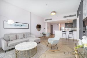 een woonkamer met een bank en een tafel bij Luxury Oasis Hideaway in Dubai