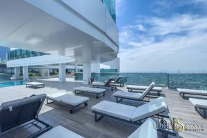 een terras met uitzicht op het water bij Luxury Oasis Hideaway in Dubai