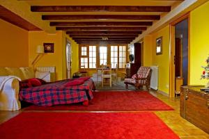 sypialnia z łóżkiem i czerwonym dywanem w obiekcie bonfire house w mieście San Giacomo in Paludo