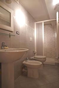 a bathroom with a sink and a toilet at bonfire house in San Giacomo