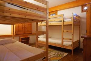 sypialnia z 2 łóżkami piętrowymi w domu w obiekcie bonfire house w mieście San Giacomo in Paludo