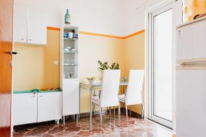 Kuchyň nebo kuchyňský kout v ubytování Mavromati Rooms 2