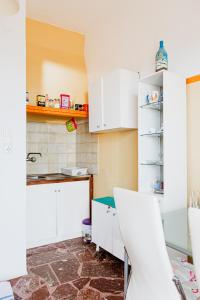 Kuchyň nebo kuchyňský kout v ubytování Mavromati Rooms 2