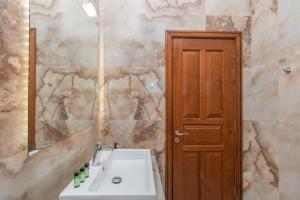 Villa Erato Family في Mouzákion: حمام مزود بحوض ومِرآة