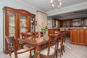 Villa Erato Family في Mouzákion: مطبخ مع طاولة وكراسي خشبية +25 صورة