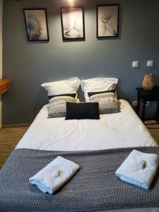 Łóżko lub łóżka w pokoju w obiekcie camping hôtel les airelles