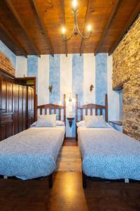 1 dormitorio con 2 camas en una habitación en La Casona Del Cura II, en Pravia