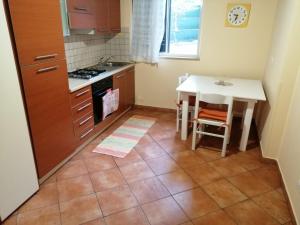 małą kuchnię ze stołem, stołem i stołem w obiekcie Casa Chiara w mieście Scilla