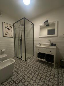 ein Badezimmer mit einer Dusche, einem Waschbecken und einer Badewanne in der Unterkunft Palazzo Venezian 5 in Triest