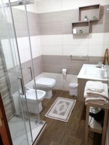uma casa de banho com um WC, um lavatório e um chuveiro em Casa Chiara em Scilla