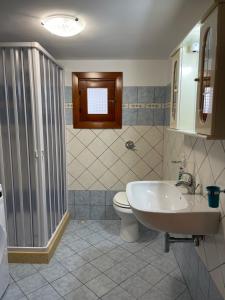 Appartamento La Stellaにあるバスルーム +21枚の写真