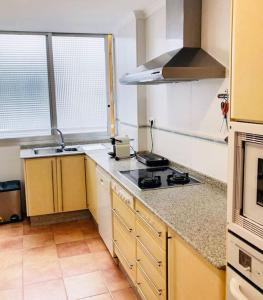 Een keuken of kitchenette bij Encantador piso en el Grao de Valencia