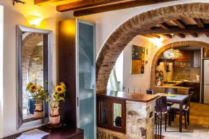 a kitchen and dining room with an archway in a house at Casa nelle Mura in Caldana
