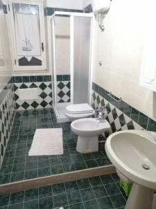 シッラにあるCasa Chiaraのバスルーム(トイレ、洗面台付)