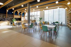 un restaurante con mesas y sillas en una cafetería en Sweetly I-Art, en Gradignan