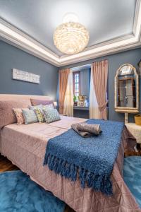 Un dormitorio con una cama grande y una lámpara de araña. en Dandy Villas Nymfaio - Snow Queen - Sauna - Fireplace - Up to 6 adults 2kids, en Nymfaio