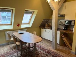 a kitchen with a wooden table in a room at 4 Ferienwohnung - Ferien Mittendrin in Schwerin