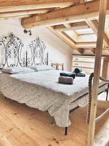 - une chambre avec un lit doté d'un cadre de lit en fer dans l'établissement Casa Barteèi, à Monte Isola