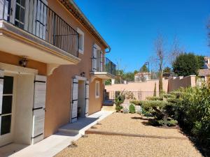 a house with a balcony on the side of it at Le mas de Roussillon in Roussillon