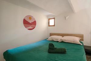 En eller flere senge i et værelse på Studio climatisé mezzanine avec parking