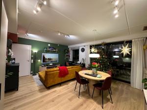 ein Wohnzimmer mit einem Sofa und einem Tisch in der Unterkunft Stylish apartment in a fun neighborhood in Lillestrøm