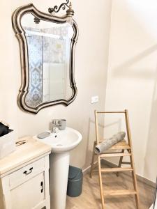 La salle de bains est pourvue d'un lavabo et d'un miroir. dans l'établissement Casa Barteèi, à Monte Isola