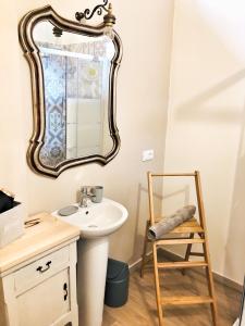 La salle de bains est pourvue d'un lavabo et d'un miroir. dans l'établissement Casa Barteèi, à Monte Isola