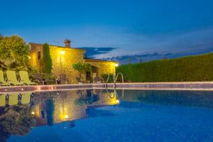 una gran piscina con sillas y una casa en Club Villamar - Massia Lucrecia, en Maçanet de la Selva