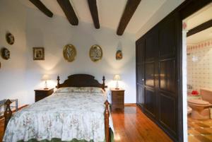 1 dormitorio con 1 cama y baño en Club Villamar - Massia Lucrecia, en Maçanet de la Selva