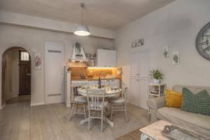 a kitchen and living room with a table and a couch at "Casa Tarconte" nel cuore di Cortona in Cortona