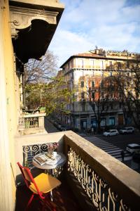 uma mesa e cadeiras numa varanda com uma rua em Appartamento milano, Bruna House em Milão