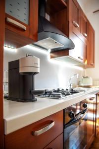 uma cozinha com comodidades para preparar café em cima de um fogão em Appartamento milano, Bruna House em Milão