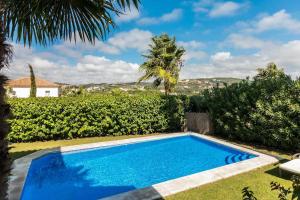 uma piscina no quintal de uma casa em El Castillo, a place to rest and enjoy em Sotogrande