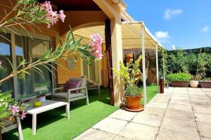 un patio con césped verde y plantas en una casa en Les Jardins - 4 pers - 10 min Plage - Mandelieu, en Mandelieu-la-Napoule