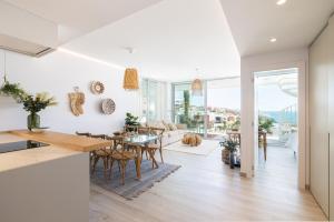 een keuken en een woonkamer met een tafel en stoelen bij Higuerón Rental Med by the Sea in Fuengirola