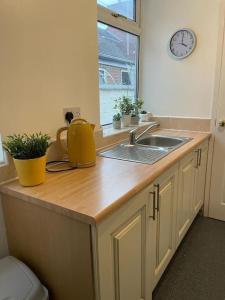 un comptoir de cuisine avec un évier et une fenêtre dans l'établissement 3 Bedroom Home In Stoke, à Stoke-on-Trent