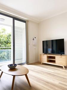 En TV eller et underholdningssystem på Aircabin - Strathfield - Sydney - 2 Bedrooms Apt