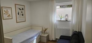 mały pokój z łóżkiem i oknem w obiekcie Ferienwohnung Auszeit w mieście Calw