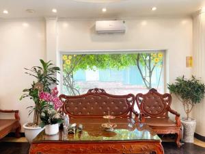 a living room with a bench and a window at FULL HOUSE Hotel in Ðong Thon